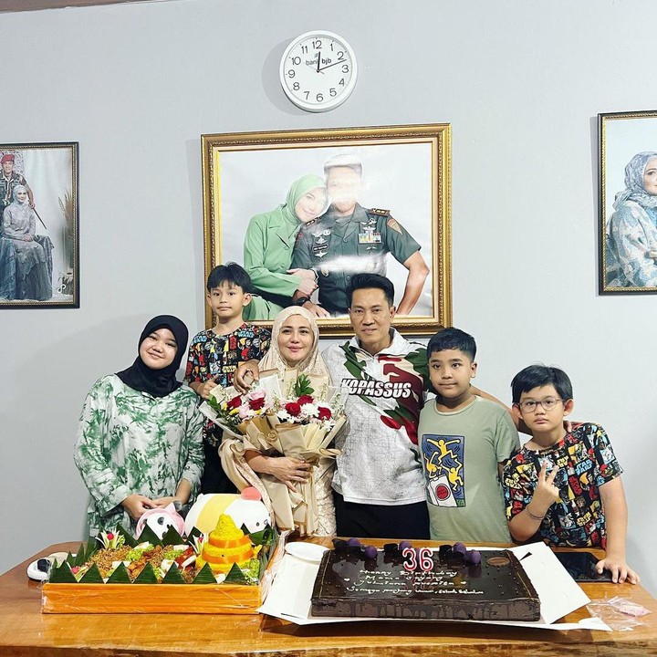 <p>Juliana Moechtar tengah bahagia menjalani kehidupannya saat ini. Setelah sekian lama menjadi <em>single parent,</em> kini kembali mendapatkan pendamping hidup bernama Nur Wahyudi. Keduanya hidup harmonis bersama empat anak mereka dan jauh dari gosip miring. (Foto: Instagram@julianamoechtar)</p>
