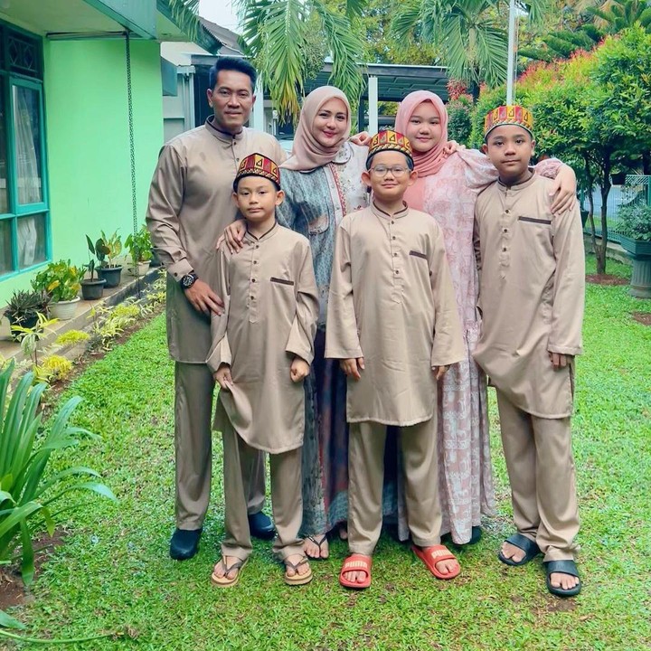 <p>Dalam pernikahan ini, Juliana membawa dua anak laki-laki yakni Hafuza dan Hisyam. Sedangkan sang suami membawa sepasang anak laki-laki dan perempuan bernama Risa dan Fawas. (Foto: Instagram: @julianamoechtar)</p>