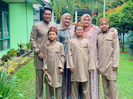 7 Potret Bahagia Kehidupan Juliana Moechtar Bareng Suami Perwira TNI dan 4 Anaknya