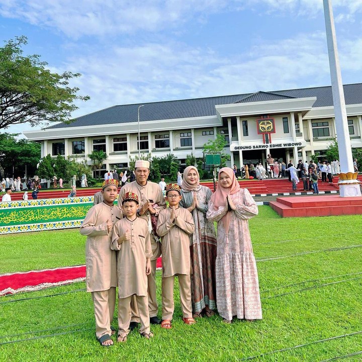 <p>Bunda, kita doakan agar Juliana berserta keluarga selalu diberikan kesehatan dan kebahagiaan, ya. Semoga mereka selalu mendapatkan cinta dari orang-orang yang ada di sekitarnya. (Foto: Instagram: @julianamoechtar)</p>