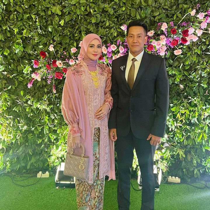 <p>Juliana menikah dengan Letkol Inf Nur Wahyudi pada 27 Mei 2022. (Foto: Instagram: @julianamoechtar)</p>
