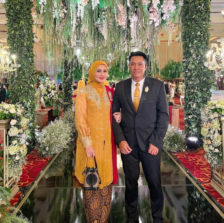 <p>Bunda masih ingat dengan Juliana Mochtar? Juliana kini tengah menikmati perannya sebagai seorang istri dari perwira TNI dan Bunda empat orang anak. (Foto: Instagram: @julianamoechtar)</p>