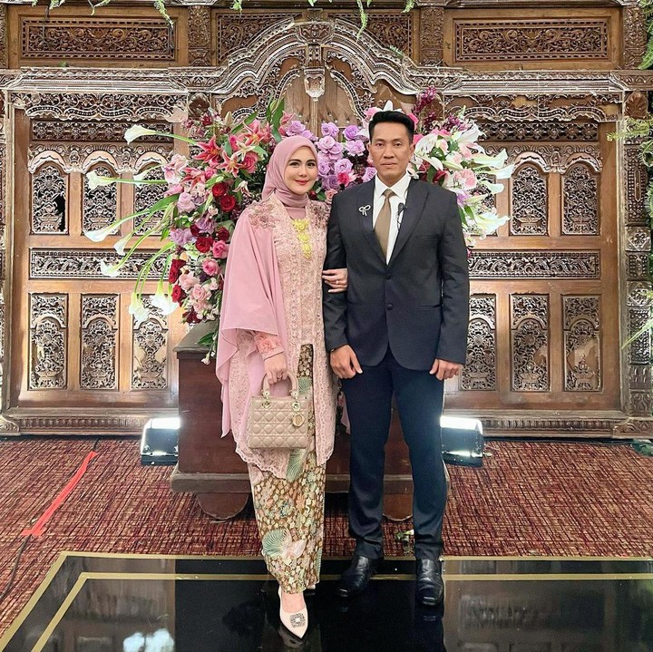 <p>Sebelum menikah, Juliana Moechtar dan Letkol Inf Nur Wahyudi sama-sama berstatus single parent. Mereka punya dua anak dari pernikahan pertama dan pasangan sebelumnya meninggal dunia. (Foto: Instagram: @julianamoechtar)</p>
