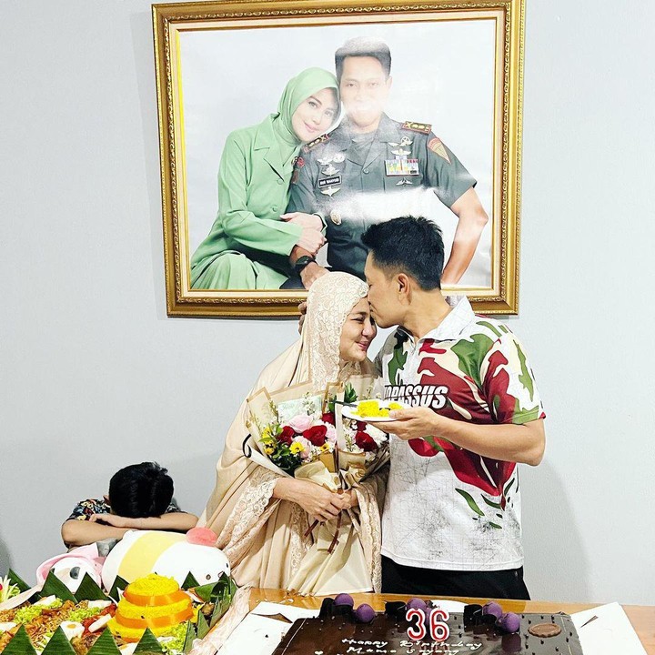 <p>"Terima kasih keluargaku tercinta. Terima kasih semuanya anak-anakku tersayang. Yang sholeha Kak Acha, yang sholeh Bang Fawwaz, yang sholeh Bang Uja, yang sholeh Dedek Hisyam. Dan suamiku tercinta. I love you," tulis Juliana. (Foto: Instagram: @julianamoechtar)</p>