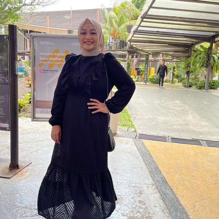 <p>Berbeda dari yang dahulu, penampilan Tike kini berubah drastis. Wanita 45 tahun ini tampil langsing usai menurunkan berat badan sekitar 40 kilogram selama empat tahun. (Foto: Instagram: @tikeprie)</p>