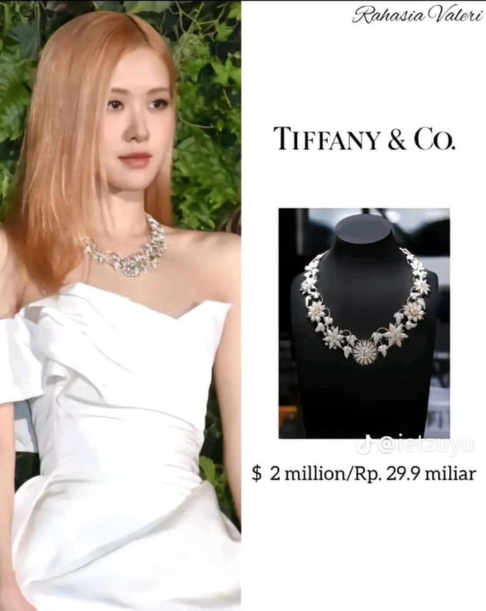 BLACKPINK's Rosé is often praised for her elegant looks.  He once wore a Tiffany & Co flower-shaped necklace worth more than 2,000,000 USD or around Rp. 30 billion.  Rosé teamed it up with a dazzling white gown./ Photo: kbizoom.com