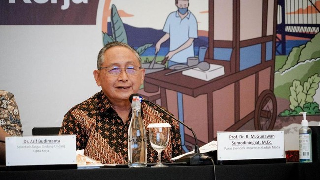 Pakar Ekonomi Universitas Gadjah Mada, R.M. Gunawan Sumodiningrat menjadi salah satu pembicara di FGD yang digelar Satgas UU Cipta Kerja di Batam.