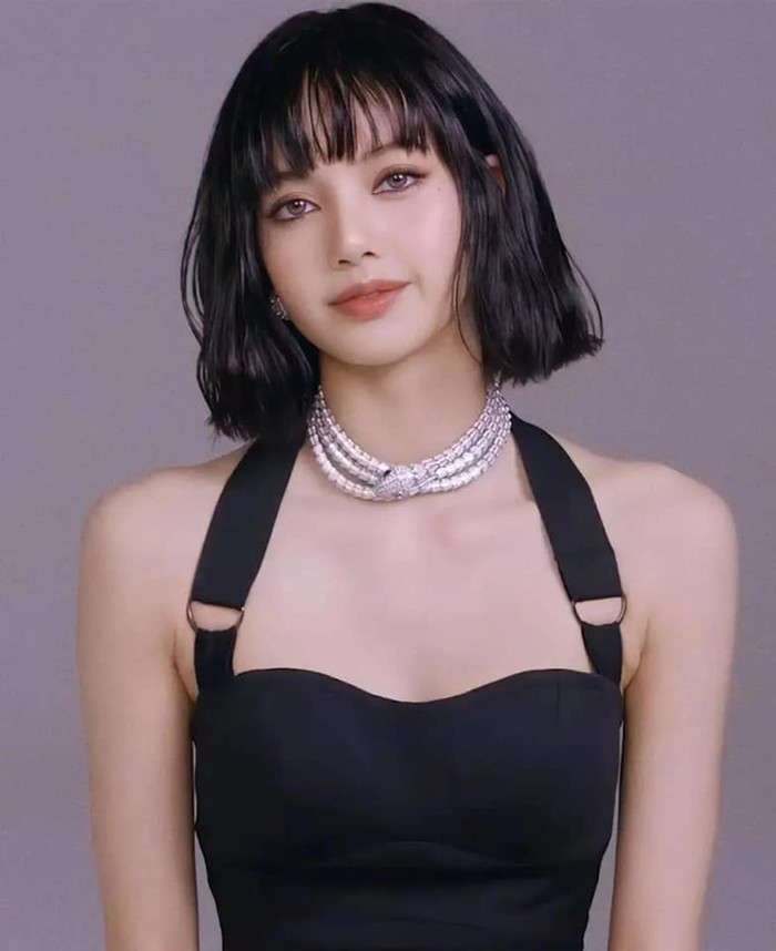 Apart from a necklace worth 100 billion, Lisa also appeared with a unique and stylish Bvlgari design worth 1,130,000 USD or around Rp. 17.1 billion. / Photo: kbizoom.com