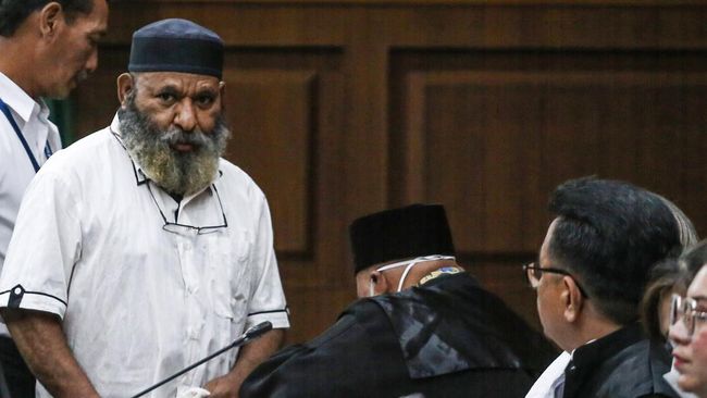 Governor of Papua’s Angkasa Hotel Ownership Controversy Revealed by Witness in Corruption Trial
