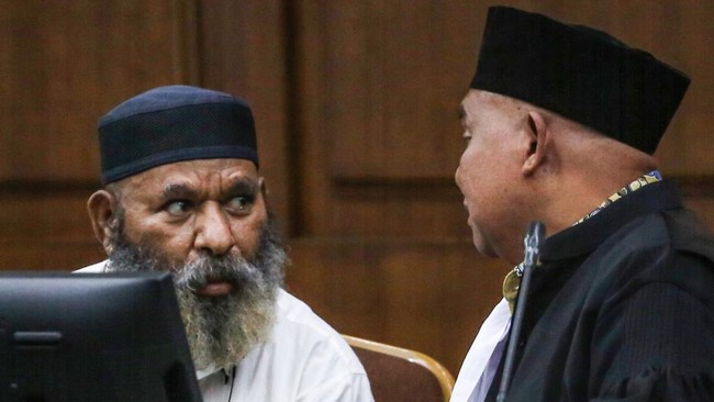 Gubernur Papua nonaktif yang saat ini menjadi terdakwa kasus dugaan suap dan gratifikasi, Lukas Enembe, akhirnya mengakui bermain judi di luar negeri.