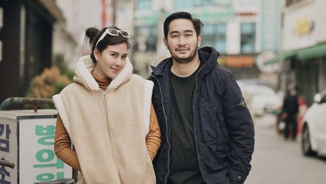 Jeje Govinda tidak marah ketika pertama kali mengetahui Syahnaz Sadiqah berselingkuh. Ia malah memeluk istrinya.