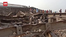 VIDEO: 30 Tewas Saat 10 Gerbong Kereta Tergelincir di Pakistan