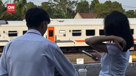 VIDEO: Menghabiskan Hari di Kafe Sambil Lihat Kereta Lalu-lalang