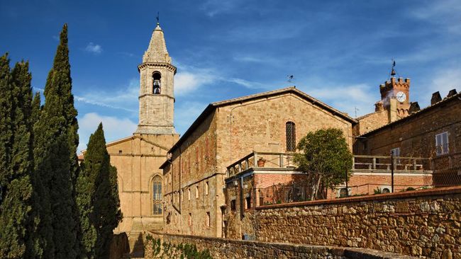 Sebuah lonceng berdentang di menara jam di alun-alun utama kota Tuscan di Pienza, Italia, selama sekitar 560 tahun.