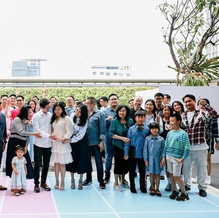 <p>Tamu yang hadir datang dengan mengenakan pakaian berwarna merah muda dan biru. Selayaknya pesta gender reveal, bagi mereka yang menebak jenis kelamin laki-laki akan memakai pakaian serba biru, sedangkan untuk bayi perempuan diharuskan mengenakan baju berwarna serba pink. (Foto: Instagram @valenciatanoe)</p>