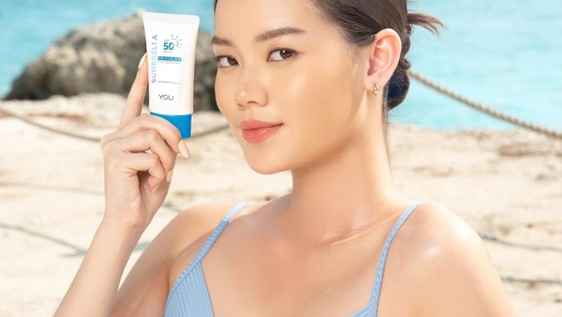 Menggunakan sunscreen bisa menjadi salah satu dilema yang biasanya sering dihadapi oleh pemilik kulit berminyak