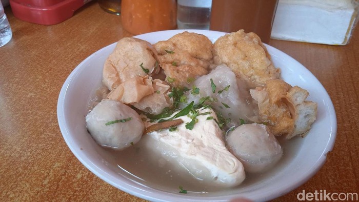 Slurrp! Hangat Lezat Bakso Cuanki Viral yang Antreannya Mengular