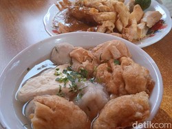 Slurrp! Hangat Lezat Bakso Cuanki Viral yang Antreannya Mengular