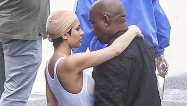img-title Viral Rebut Ponsel Paparazi, Kanye West: Kamu Kerja buat Setan?