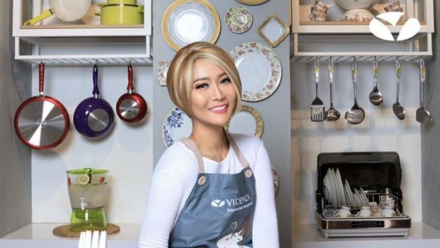 Cantiknya Inul Daratista Saat Masak Bareng Suami dan Makan di Restoran
