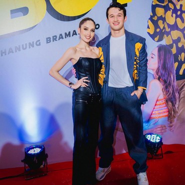 Cinta Laura Dapat 'Kejutan' dari Arya Vasco di Lagu 'Bossy'