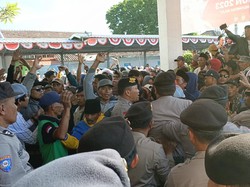 Demo Tuntut Pembebasan Kades Tersangka Korupsi di Kejari Jember Ricuh
