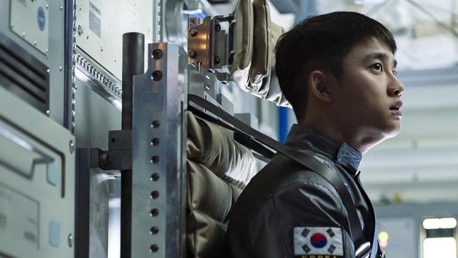 Sinopsis The Moon, film Korea tentang upaya menyelamatkan astronaut (D.O. EXO) di luar angkasa sendirian saat hendak selesaikan misi ke Bulan.