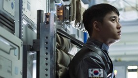 Sinopsis The Moon, Misi Selamatkan D.O. EXO dari Luar Angkasa