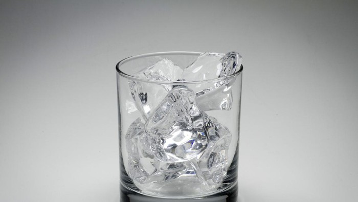 Ice Hack Diet, Cara Baru Diet dengan Konsumsi Es Batu/Sumber: Freepik/@Wirestock