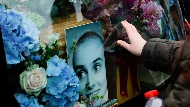Penyebab kematian musisi Sinead O'Connor terungkap. Kantor koroner London, Inggris menyebutkan penyanyi asal Irlandia itu meninggal dunia karena penyebab alami.