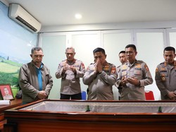 Kapolda Metro Melayat Kapolsek Jatinegara yang Meninggal Usai Salat