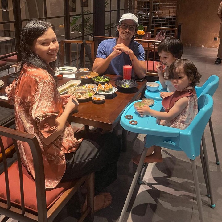 <p>Meski kebanjiran, bintang film <em>Operation Wedding</em> tetap mengucap syukur. Ia bahkan masih bisa <em>positive thinking,</em> lho. "Mungkin pertanda rejeki dan kebahagiaan yang akan berbanjiran in my 30s ini… AAAMIIIN YRA. Happy Birthday to me. Minta doanya aja tolong di aamiin-in," sambungnya. (Foto: Instagram @kimbrlyryder)<br /><br /><br /></p>