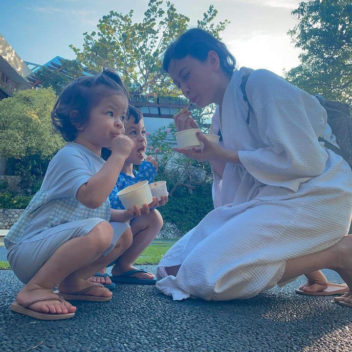 <p>Postingan istri aktor Edward Akbar ini pun mendapat banyak reaksi dari netizen. Tak hanya mengucapkan selamat ulang tahun, mereka juga memberikan doa terbaik. Selamat ulang tahun untuk Kimberly Ryder, kita doakan juga agar bunda muda ini selalu sehat dan bahagia selalu, ya. (Foto: Instagram @kimbrlyryder)</p>