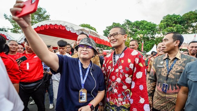 Menparekraf Sandiaga menyebut hijau yang menjadi simbol ekonomi hijau menjadi masa depan bangsa, sedangkan warna merah menjadi simbol semangat pembangunan.