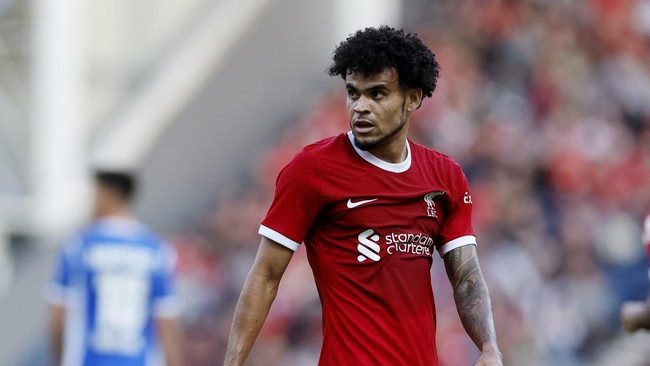Luis Diaz banjir pujian usai mencetak gol cantik pada laga uji coba Liverpool vs Darmstadt. Sebagian netizen menyebut Diaz seperti ninja.