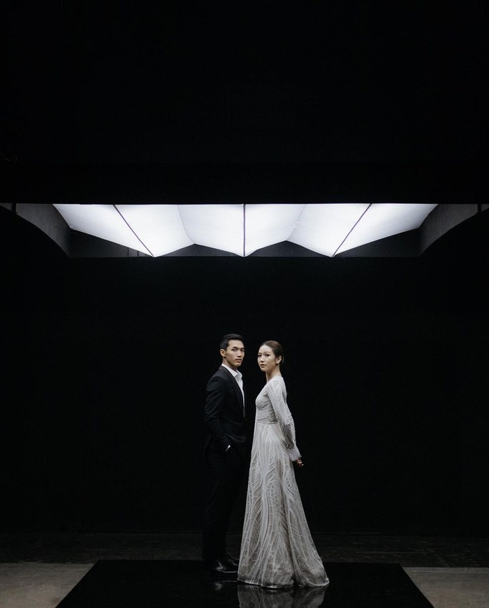 Keduanya menjadi sorotan dalam ruangan serba hitam tersebut. Pebulu tangkis ini terlihat tampan dengan setelan jasnya, sedangkan Shanju dengan gaun putih cantiknya. Foto: Instagram.com/Jonatanchristieofficial