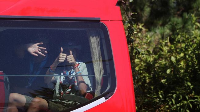 Peserta yang duduk di dalam bus mengacungkan jempol saat bersiap meninggalkan lokasi perkemahan Jambore Pramuka Dunia ke-25 di Buan, Korea Selatan, 8 Agustus 2023. (REUTERS/Kim Hong-Ji)