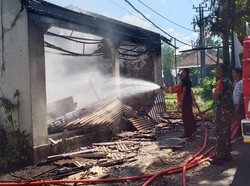 Pasang Regulator Kompor Kurang Rapat, Warung Bakso Ludes Terbakar