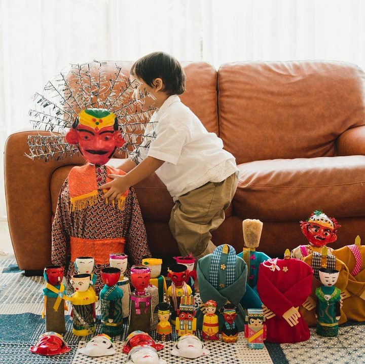 <p>"Pertemua pertama Mister Tabi dengan ondel-ondel sebenarnya agak<em> love & hate relationship</em>. Dia lihat ondel-ondel segede gaban, pas dia <em>deketin</em> ondel-ondelnya gerak, dia nangis <em>njerit</em> karena kaget. Enggak tahunya dalamnya ada Kawa. Tapi justru dari sana dia mulai penasaran. Setiap lihat ondel-ondel di jalan, dia bengong terpesona," cerita Andien. (Foto: Instagram: @andienaisyah)</p>