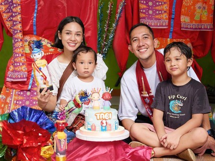 7 Potret Tabi Anak Kedua Andien Aisyah yang Ngefans Banget sama Ondel-Ondel
