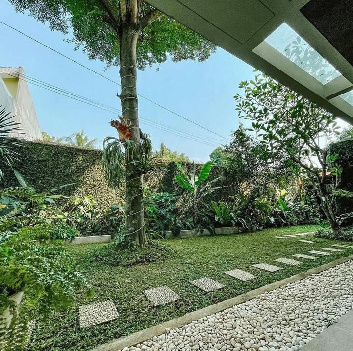 <p>Rumah Ersa Mayori juga memiliki ruang terbuka yang cukup luas. Tempat ini diselimuti dengan rumput hijau dan berbagai tanaman hias yang menyejukkan mata. (Foto: Instagram @ersamayori)</p>
