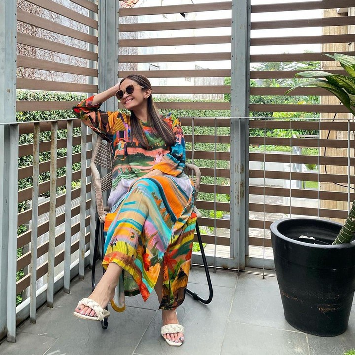 <p>Rumah bernuansa asri tentu membuat penghuninya merasa nyaman, ya? Seperti yang dirasakan oleh Ersa Mayori, Bunda. Ia tinggal di rumah dengan kebun yang penuh tanaman hijau. (Foto: Instagram @ersamayori)</p>