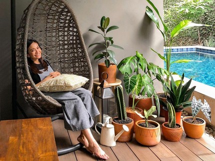 7 Potret Rumah Ersa Mayori, Kebunnya Asri Banyak Tanaman Hias