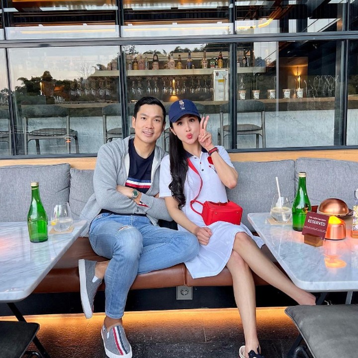 <p>Melalui media sosial, Sandra Dewi juga kerap memamerkan kemesraan dengan suami. (Foto: Instagram @sandradewi88)</p>