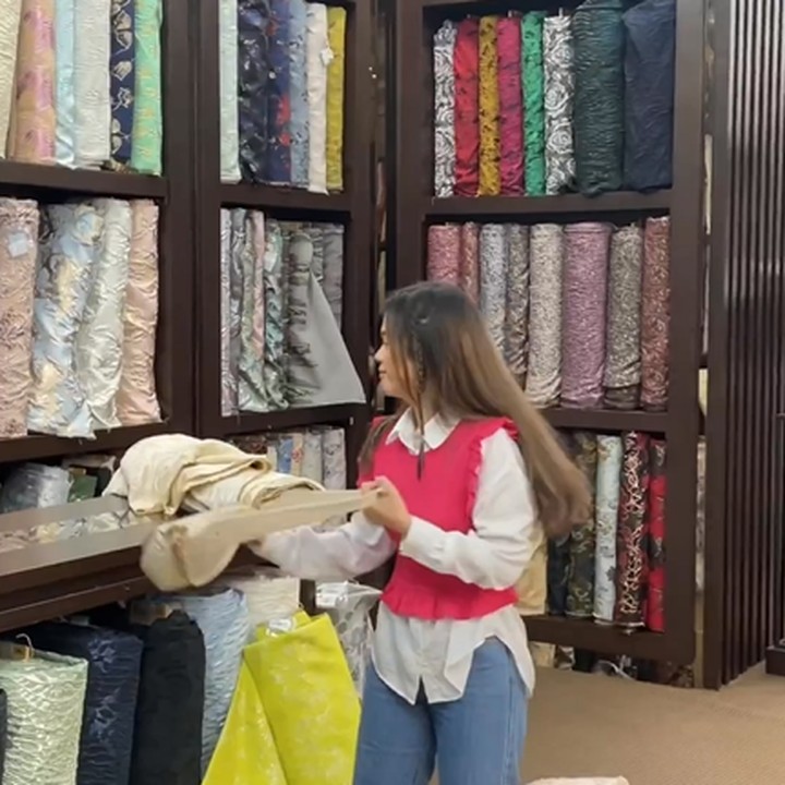 <p>Selain menjahit, Sinta ternyata juga terjun langsung untuk memilih dan membeli kain, lho. Dalam unggahan ini, ia terlihat <em>happy,</em> ya?(Foto: Instagram @sisisinta)<br /><br /><br /></p>
