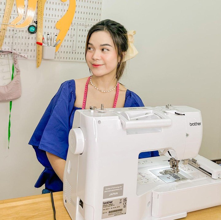 <p>Katanya, ini merupakan ruang yang menjadi saksi bisu lahirnya karya-karyanya. "Difikir-fikir aku gak pernah foto sama mesin jahit yang slalu bikin aku semangat ini. ini studio jahitku, yang aku sebut "atelier sinta" dalam bahasa perancis atelier artinya studio pribadi dari seorang seniman yang menghasilkan karya seni. selalu bikin konten jahit disini. saksi bisu dimana aku selalu menjahit baju dan menjahit mimpi aku tanpa pernah menyerah sama keadaan," bebernya. (Foto: Instagram @sisisinta)<br /><br /><br /></p>