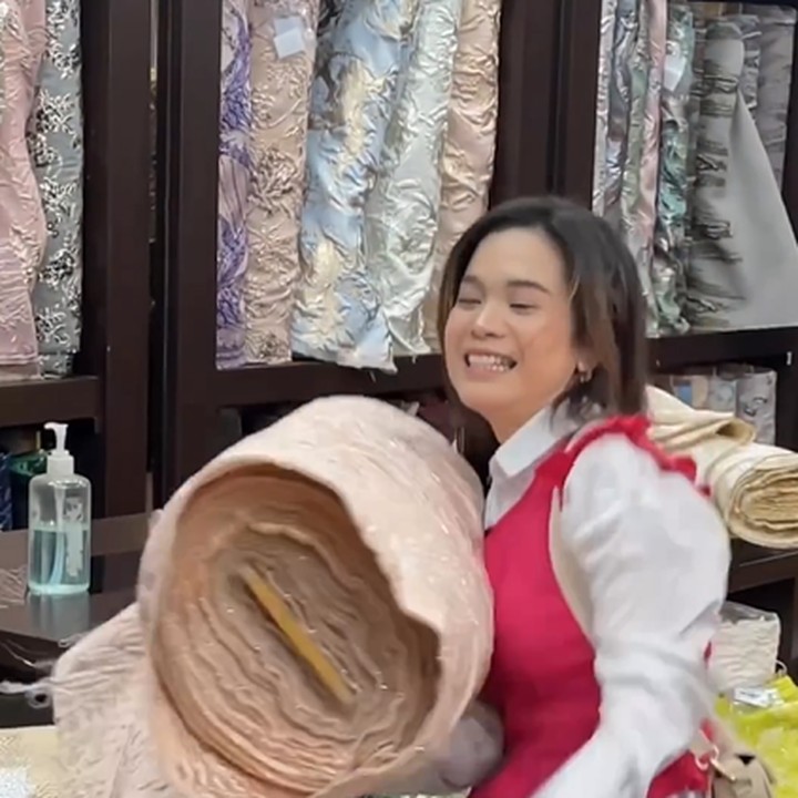 <p>Seru ya, Bunda? Kita doakan, semoga Sinta bisa terus mengeluarkan banyak karya dari hasil menjahitnya, ya. (Foto: Instagram @sisisinta)</p>