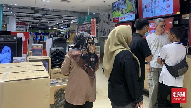 Para ibu berkunjung ke Transmart Cilandak Mall rela mengantre demi dapat beras dan berbagai kebutuhan pokok dengan harga miring di Transmart Full Day Sale