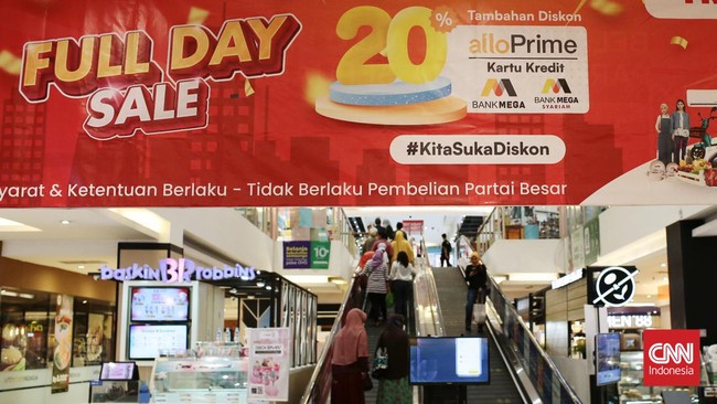 Transmart Kota Kasablanka, Jakarta Selatan mengobral koper dalam momentum Transmart Full Day Sale yang digelar Selasa (15/8) sampai pukul 22.00 WIB.