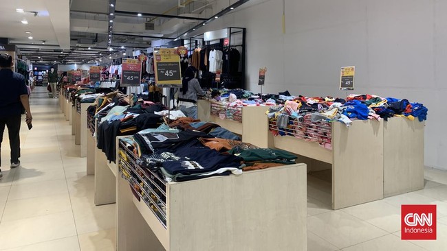 Transmart Full Day Sale: Merdeka Belanja kembali digelar hari ini (29/8) dengan berbagai diskon untuk pembelian produk fesyen. Intip diskonnya.